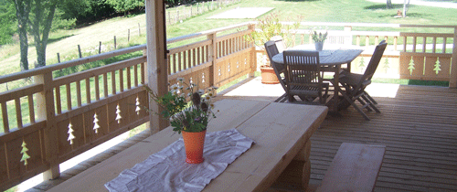 chalet d'hôtes avec une magnifique table d'hôte en bois